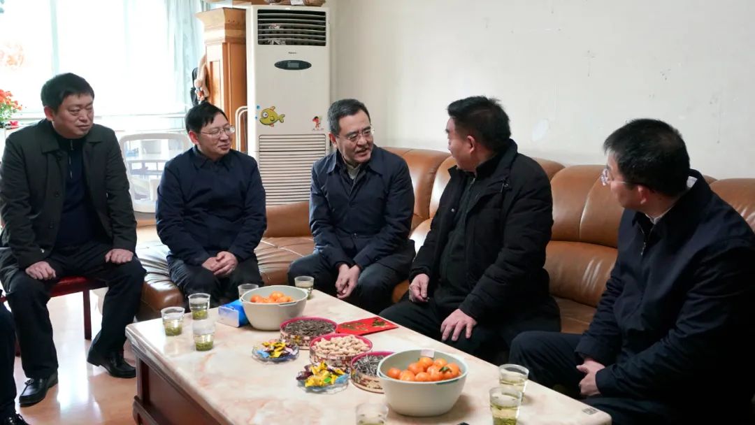 省国资委党委书记、主任冯文生等向导走访慰问省Z6尊龙凯时集团老党员、老干部