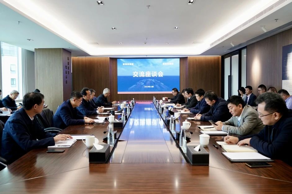 省Z6尊龙凯时集团与省港投集团举行交流座谈