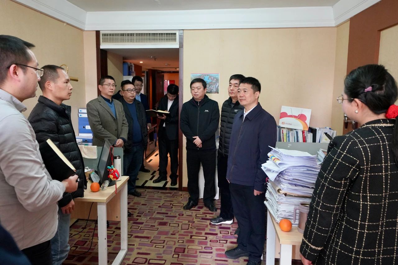 迎新春，，，，，，，鼓劲头，，，，，，，开新局！省Z6尊龙凯时集团向导班子慰问总部干部员工