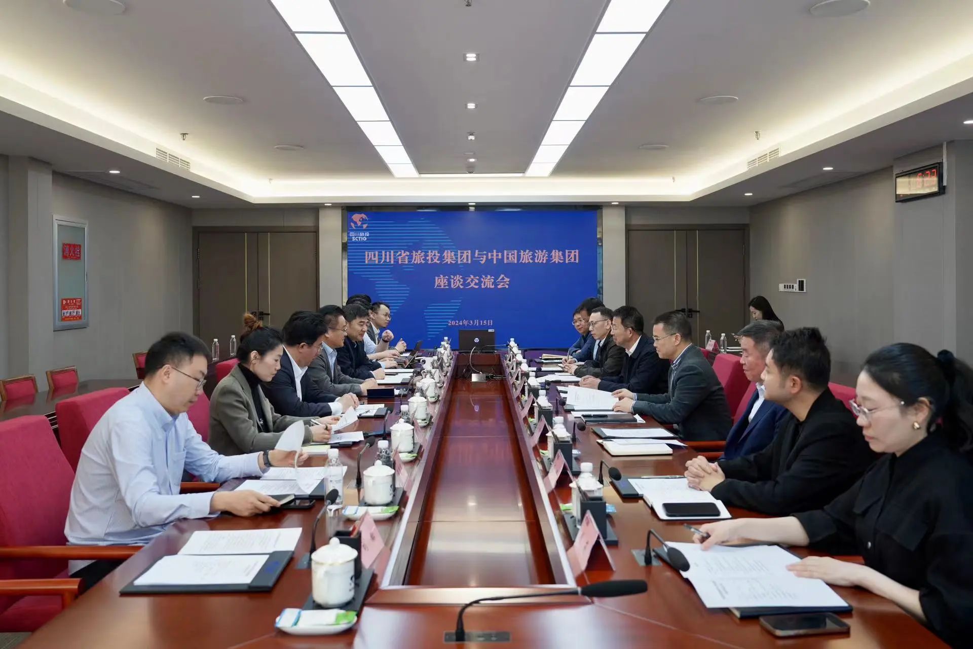 省Z6尊龙凯时集团与中国旅游集团举行座谈交流会