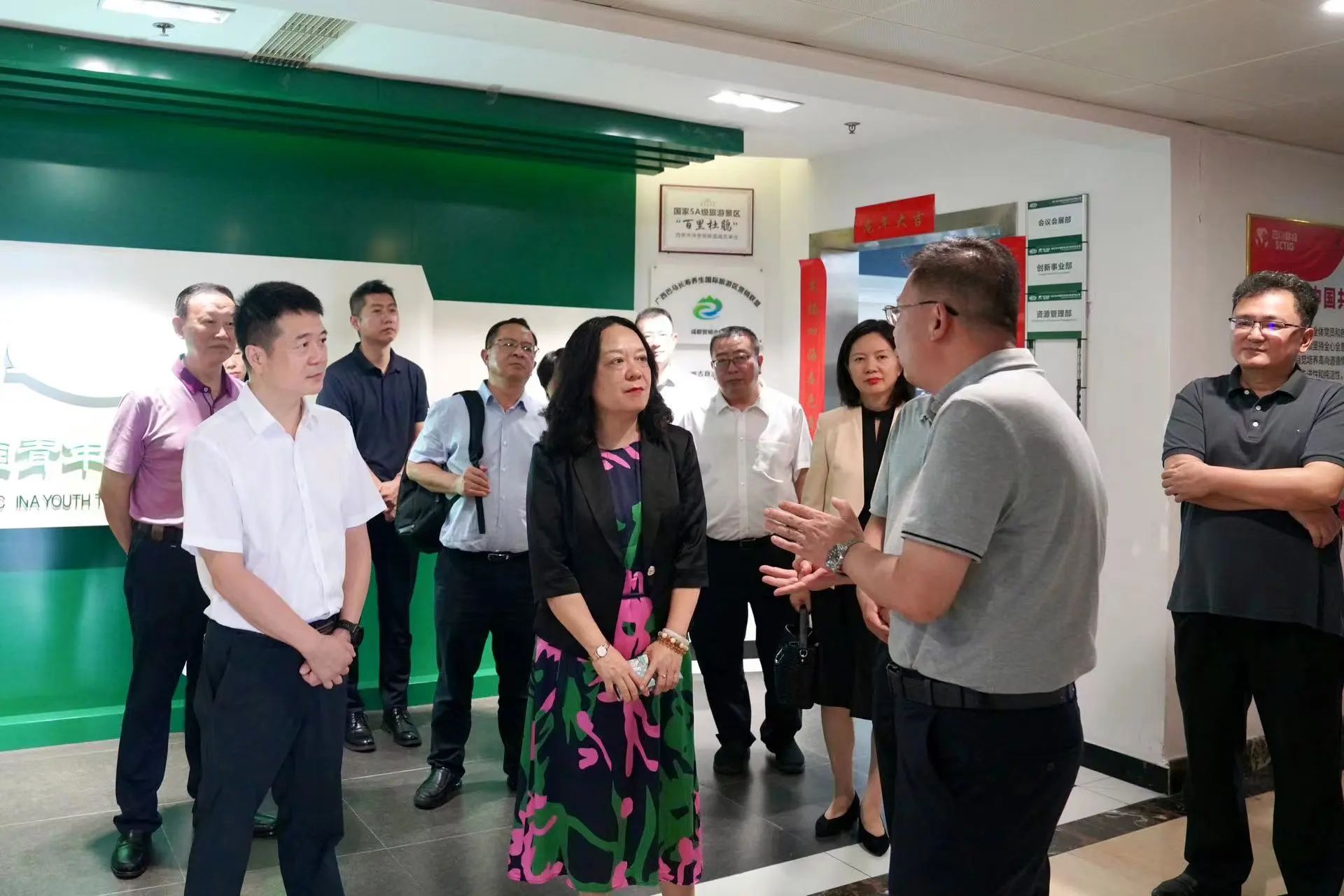 省委外办主任张涛一行赴省Z6尊龙凯时集团调研指导事情