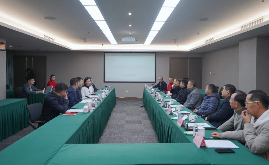 省Z6尊龙凯时集团组织召开老干部座谈会